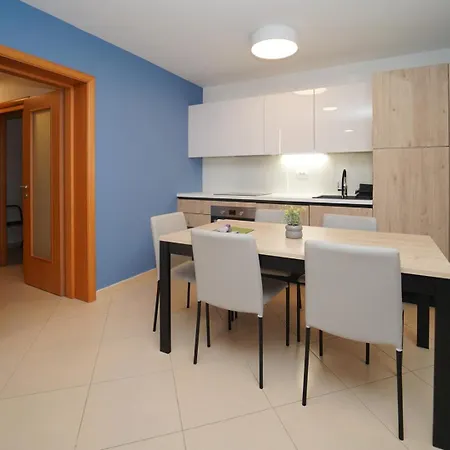 Garden Palace Pool Deluxe